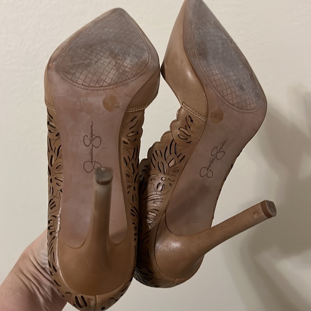 Jessica Simpson buff color9.5 heel shoes perfect condition goes with everything - Picture 6 of 9
